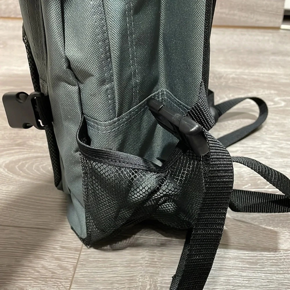NWT Everest Gray Backpack with Black Details - Picture 10 of 11